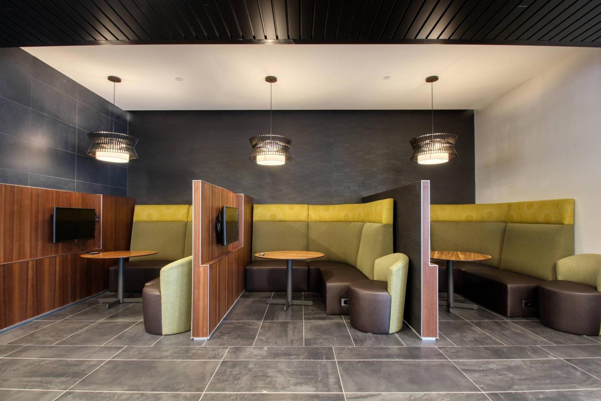 Courtyard By Marriott Hotel
