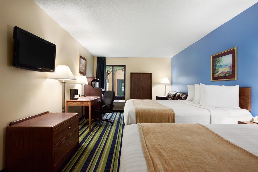 Days By Wyndham - West Acres Hotel