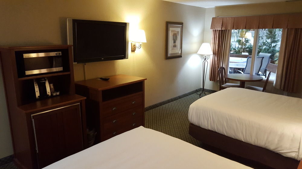 C'mon & Hotel Fargo