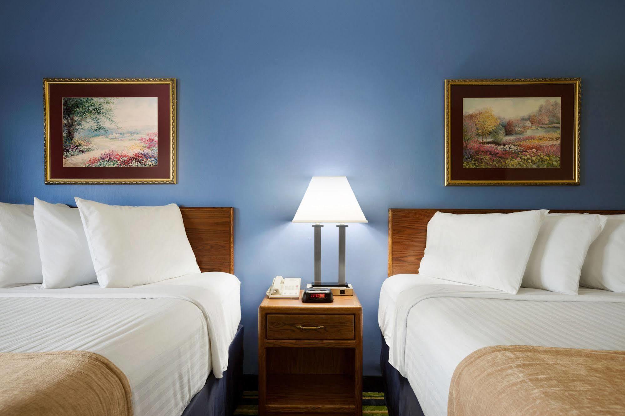 Days By Wyndham - West Acres Hotel