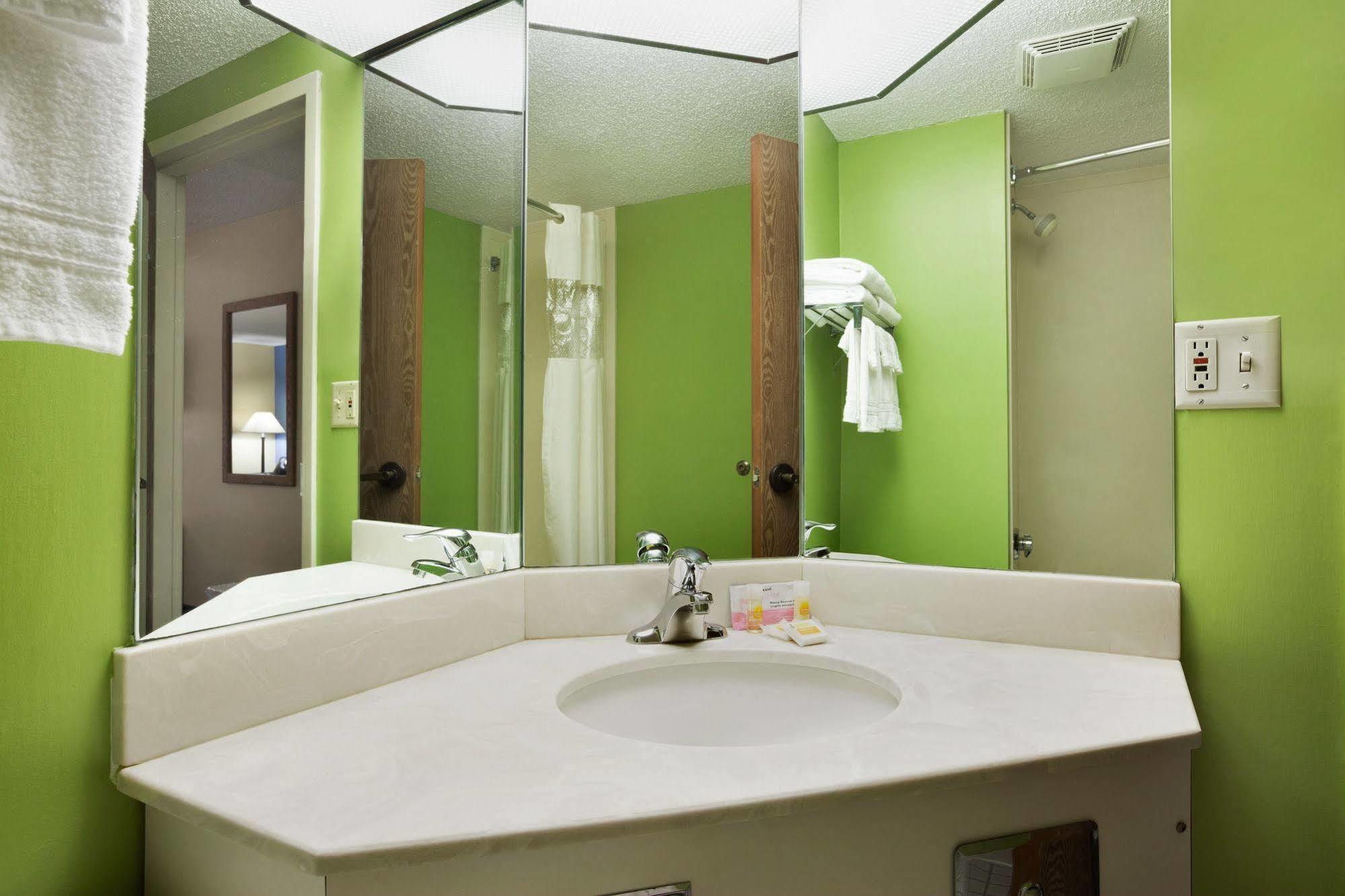 Hotel Days By Wyndham - West Acres 2*